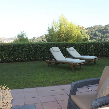 Elegant And Spacious Garden With Beautiful Views