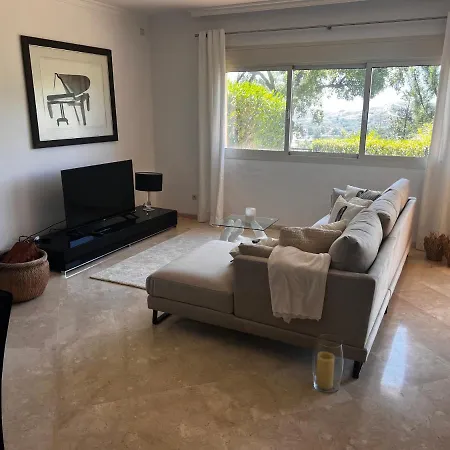 Apartment Elegant And Spacious Garden With Beautiful Views