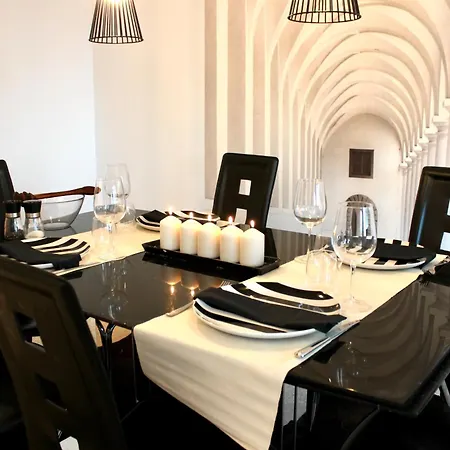 Elegant And Spacious Garden With Beautiful Views Apartment